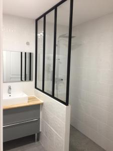 a bathroom with a sink and a glass shower at Maison avec Jardin/Piscine - Quartier résidentiel in Marseille