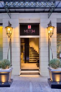 una hall di un hotel con un cartello mitzagency di MET34 Athens ad Atene