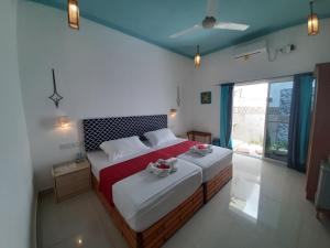 Gulta vai gultas numurā naktsmītnē Dream Inn Sun Beach Hotel Maldives