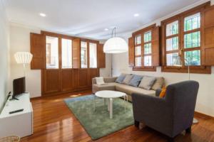 a living room with a couch and a table at Apartamento Torres in Valencia