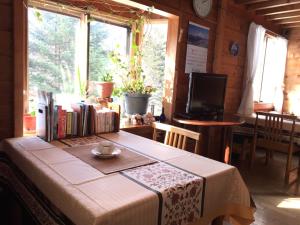 een kamer met een tafel met boeken erop bij pension ぽかぽか（poka poka） in Tone