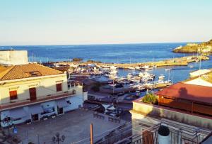 Blick auf einen Hafen mit Booten im Wasser in der Unterkunft Hello B&B in Acitrezza