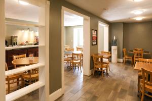 Reštaurácia alebo iné gastronomické zariadenie v ubytovaní Econo Lodge Inn & Suites