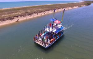 un grupo de personas en un barco en el agua en Pousada e Restaurante Stella Maris, en São José da Coroa Grande