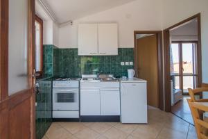 Kuchyň nebo kuchyňský kout v ubytování Apartmani Ivan Pula