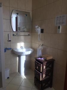 Sînnicolau Mare的住宿－Vila Zoppas Inn，一间带水槽和镜子的浴室