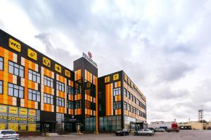 a large building with a lot of windows at HELIOPARK Cruise in Penza