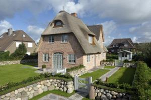 a house with a thatched roof at Sylt Hüs in Wenningstedt