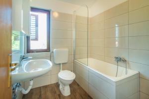 Koupelna v ubytování Apartmani Ivan Pula + 33 fotografií