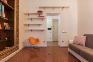 salon z kanapą i lustrem w obiekcie Piramide & Testaccio Design Flat w Rzymie