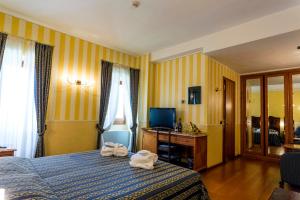 TV a/nebo společenská místnost v ubytování Hotel Porta Del Sole