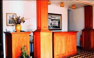 a room with orange pillars and a vase with flowers at Pousada Solar Nossa Senhora Das Merces in Ouro Preto