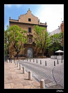 un gran edificio de ladrillo con una torre en una calle en Apartamento Torres en Valencia