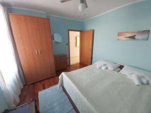 Ein Bett oder Betten in einem Zimmer der Unterkunft Apartment Nika, 4*, 2-bedroom, barbecue