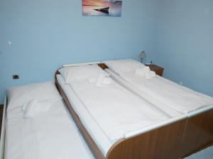Ein Bett oder Betten in einem Zimmer der Unterkunft Apartment Nika, 4*, 2-bedroom, barbecue