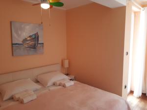 Ein Bett oder Betten in einem Zimmer der Unterkunft Apartment Nika, 4*, 2-bedroom, barbecue