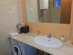 ein Badezimmer mit Waschbecken und Waschmaschine in der Unterkunft Apartment Nika, 4*, 2-bedroom, barbecue in Baška