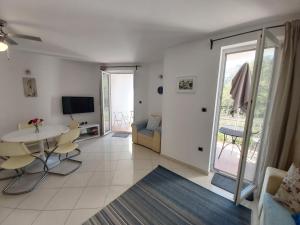 Televízia a/alebo spoločenská miestnosť v ubytovaní Apartment Nika, 4*, 2-bedroom, barbecue