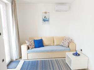 Ein Sitzbereich in der Unterkunft Apartment Nika, 4*, 2-bedroom, barbecue
