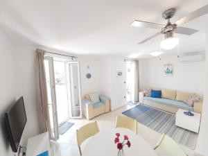 ein Wohnzimmer mit Tisch und Couch in der Unterkunft Apartment Nika, 4*, 2-bedroom, barbecue in Baška