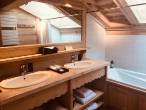 Ein Badezimmer in der Unterkunft Le Cerf Amoureux Chalet Privé & Spa