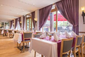 Restoran või mõni muu söögikoht majutusasutuses Hotel Kreuz Lenk