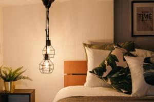 - une chambre avec un lit doté d'une lampe et d'oreillers dans l'établissement Ikoi, à Osaka
