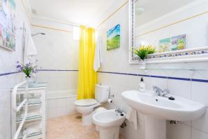 un baño con lavabo e inodoro en Vivienda Vacacional La Laguna Deluxe 1, en La Laguna 27 fotos más