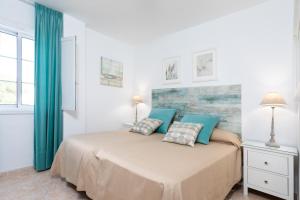 Un dormitorio con una cama con dos almohadas encima. en Vivienda Vacacional La Laguna Deluxe 1, en La Laguna