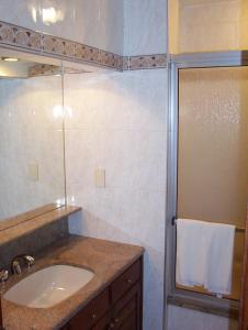 W łazience znajduje się umywalka i prysznic. w obiekcie Hotel Terraza del Mar w mieście Punta del Este