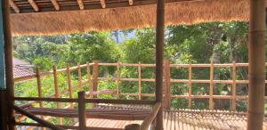 eine Terrasse mit einer Bank und Blick auf die Bäume in der Unterkunft Amed View Guesthouse in Amed