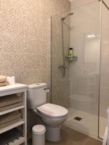 プラヤ・パライソにあるApartment in Playa Paraiso PP/173のバスルーム(白いトイレ、シャワー付)