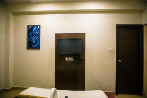 Postel nebo postele na pokoji v ubytování Orion Residency Hotel Near Chennai Central Railway Station
