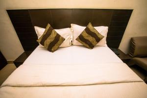 Postel nebo postele na pokoji v ubytování Orion Residency Hotel Near Chennai Central Railway Station