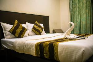 Postel nebo postele na pokoji v ubytování Orion Residency Hotel Near Chennai Central Railway Station