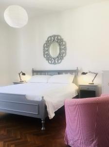 een slaapkamer met een bed met 2 lampen en een spiegel bij La terrazza di Elena in Abbadia San Salvatore