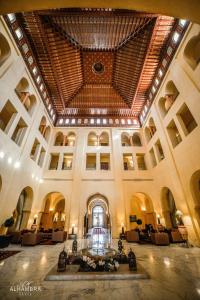 un gran vestíbulo con un gran techo y una fuente en Alhambra Thalasso en Hammamet