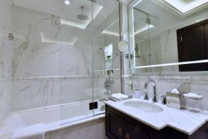 
A bathroom at Mövenpick Hotel Bahrain
