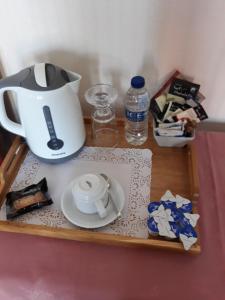 uma mesa com uma chaleira e um prato em Banbury Cross B&B em Banbury