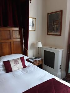 A bed or beds in a room at Banbury Cross B&B 