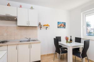 Kuchyňa alebo kuchynka v ubytovaní Apartments Leko