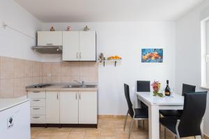 Kuchyňa alebo kuchynka v ubytovaní Apartments Leko