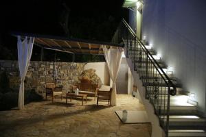 eine Terrasse mit einem Sofa und einer Treppe in der Nacht in der Unterkunft CASA AZZURRA in Imperia