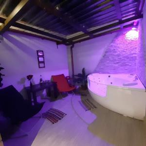 bañera en una habitación con pared de ladrillo en Casas Toya Jacuzzi, en Uceda
