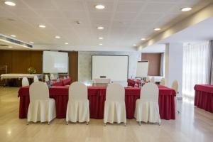 Khu vực hỗ trợ khách đi công tác/phòng hội thảo tại Yomo Centric