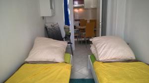 Giường trong phòng chung tại 51381Leverkusen Ferienwo - Monteurwo - Bungalow - 6 Pers. - drei Zim je 2 Betten - löffelfertig -Zur Sonnenblume