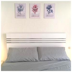 un letto con tre immagini appese al muro sopra di esso di One-bedroom apartment S2 in Vip Zone Sunny Lakes a Sharm El Sheikh Altre 40 foto