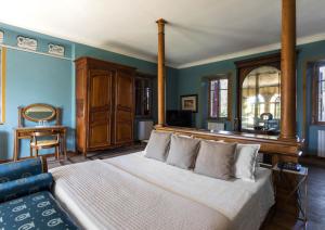 A bed or beds in a room at Albergo Ristorante Madonnina