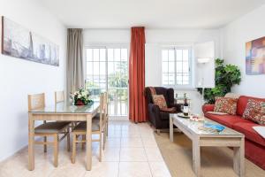 a living room with a red couch and a table at Vivienda vacacional La Laguna Deluxe 9 in La Laguna