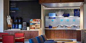 a coffee shop with a counter and some chairs at Holiday Inn Express & Suites - Savannah W - Chatham Parkway by IHG in Savannah